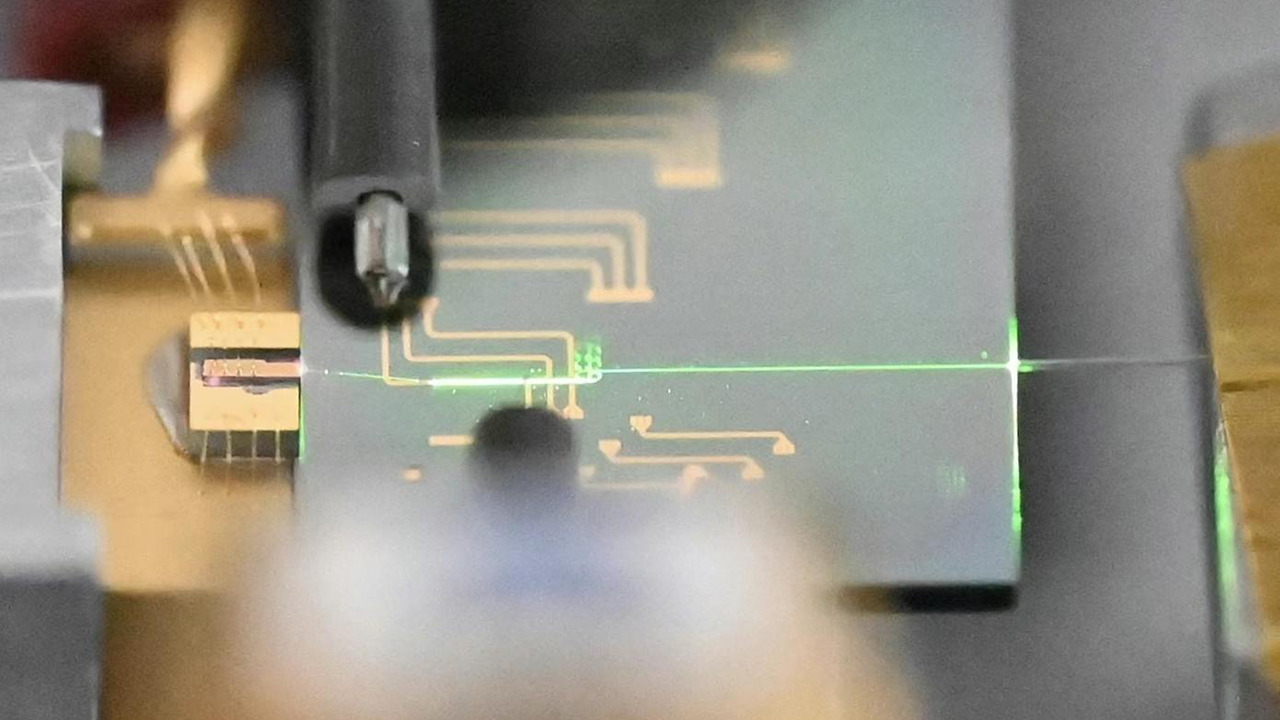 Photonics Team Develops High-Performance Ultrafast Lasers That Fit on a ...